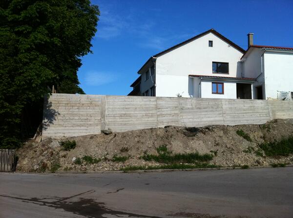 Fertige Hangabfangung aus Sichtbeton entlang der Straße, 35 Meter lang.