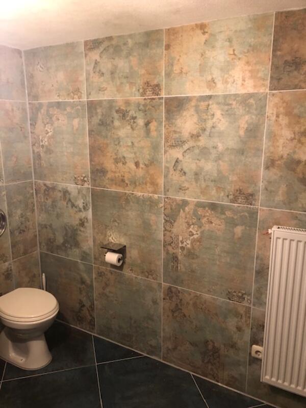 Neu verfliester Raum während der Montage der Sanitärobjekte.